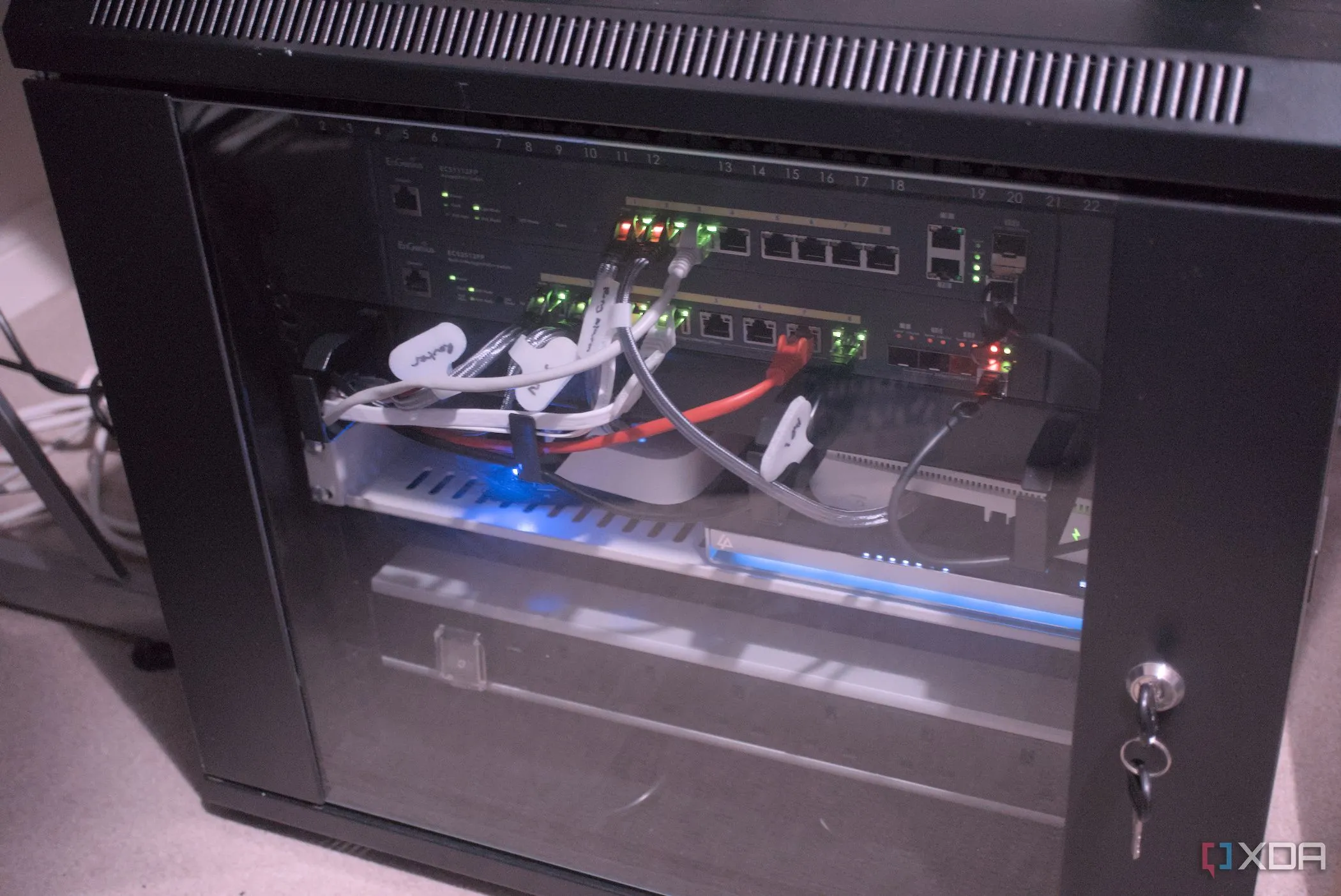 Tủ rack mạng gia đình chứa các thiết bị mạng, nhấn mạnh tầm quan trọng của tổ chức.