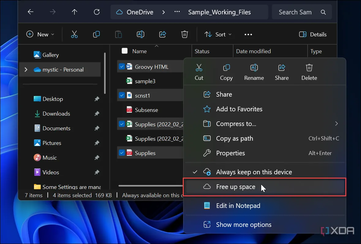 Tùy chọn &quot;Giải phóng không gian&quot; trong menu chuột phải của File Explorer để chuyển tệp OneDrive sang chế độ Tệp theo yêu cầu.