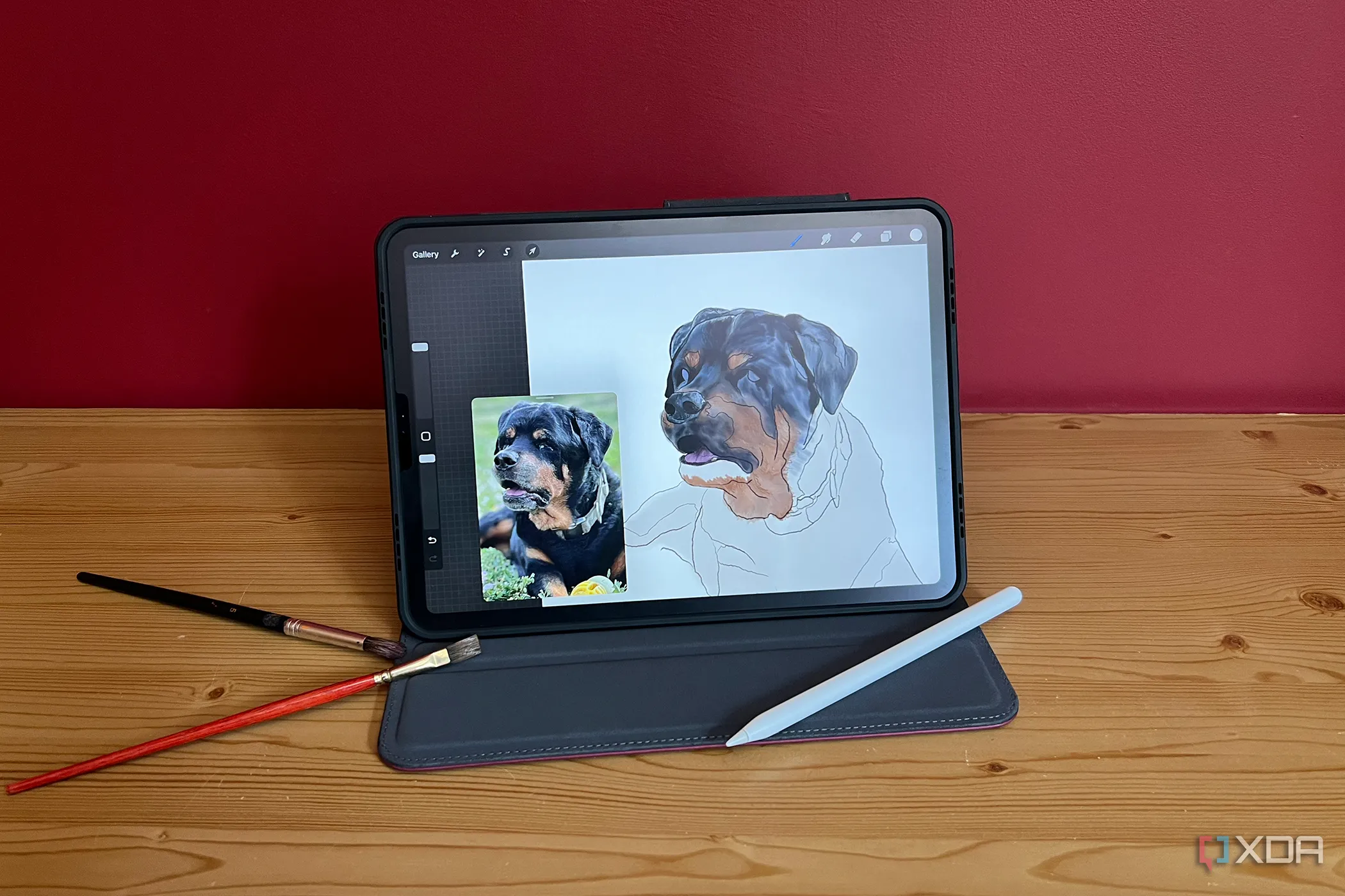 Ứng dụng Procreate đang chạy trên iPad cùng với bút Apple Pencil và cọ vẽ, minh họa cho các công cụ vẽ kỹ thuật số thay thế Adobe.