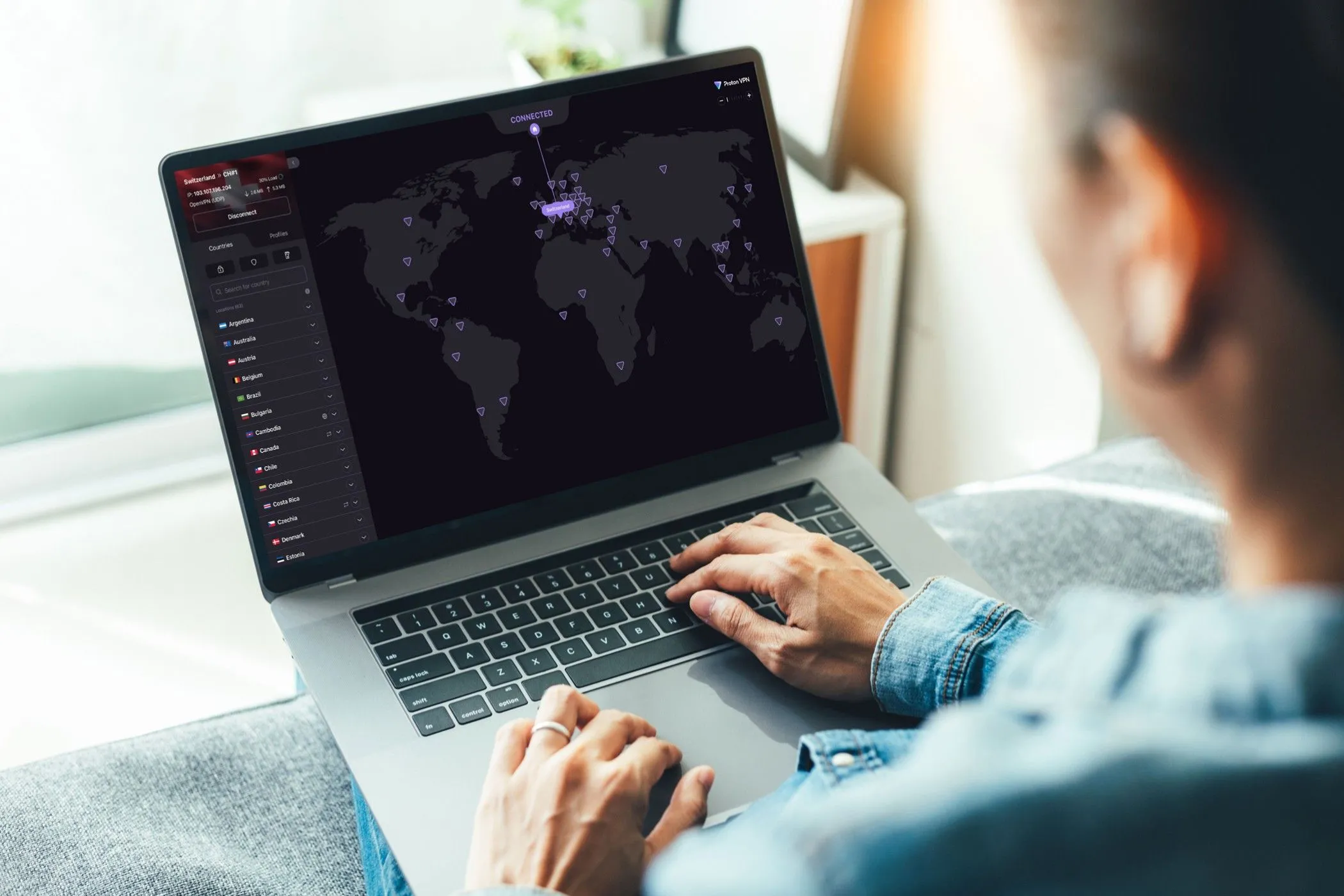 Ứng dụng Proton VPN trên máy tính xách tay chạy Windows, thể hiện giao diện người dùng