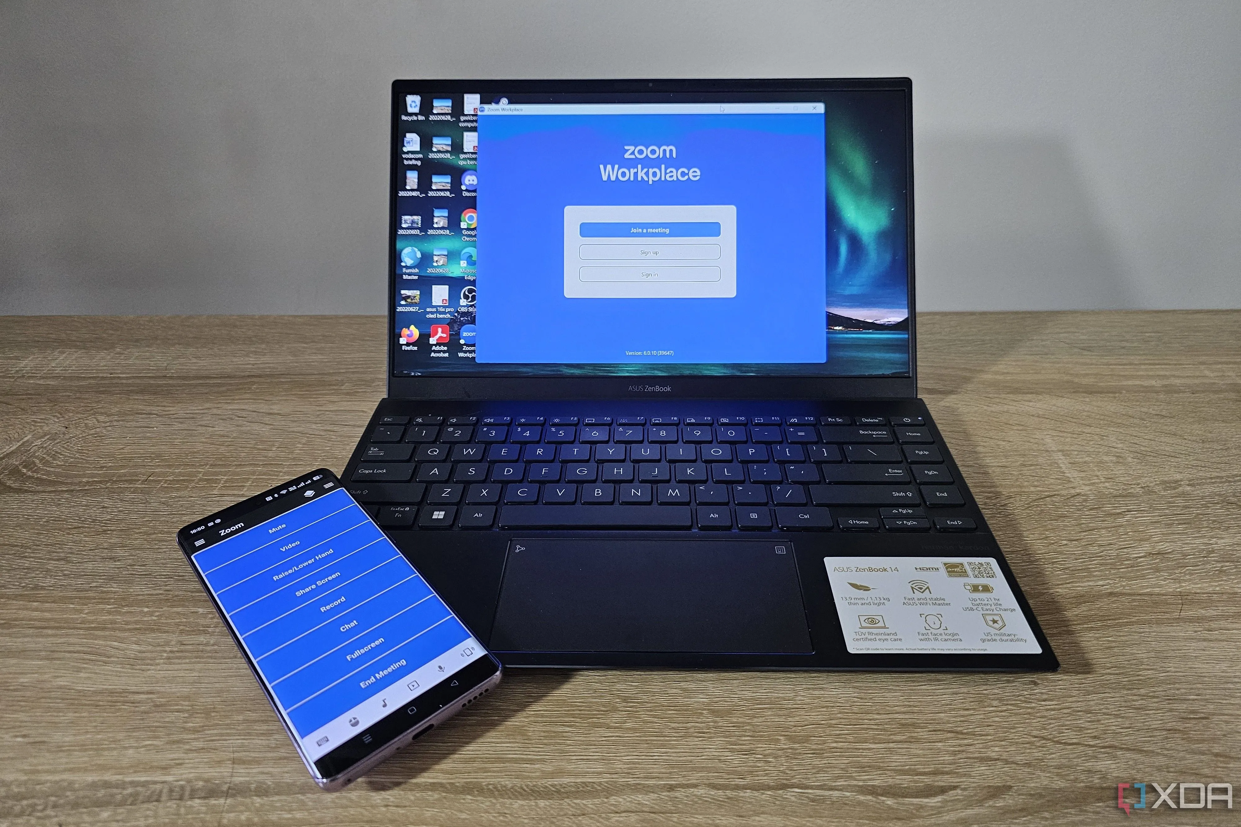 Ứng dụng Unified Remote trên smartphone và laptop hiển thị Zoom đang hoạt động