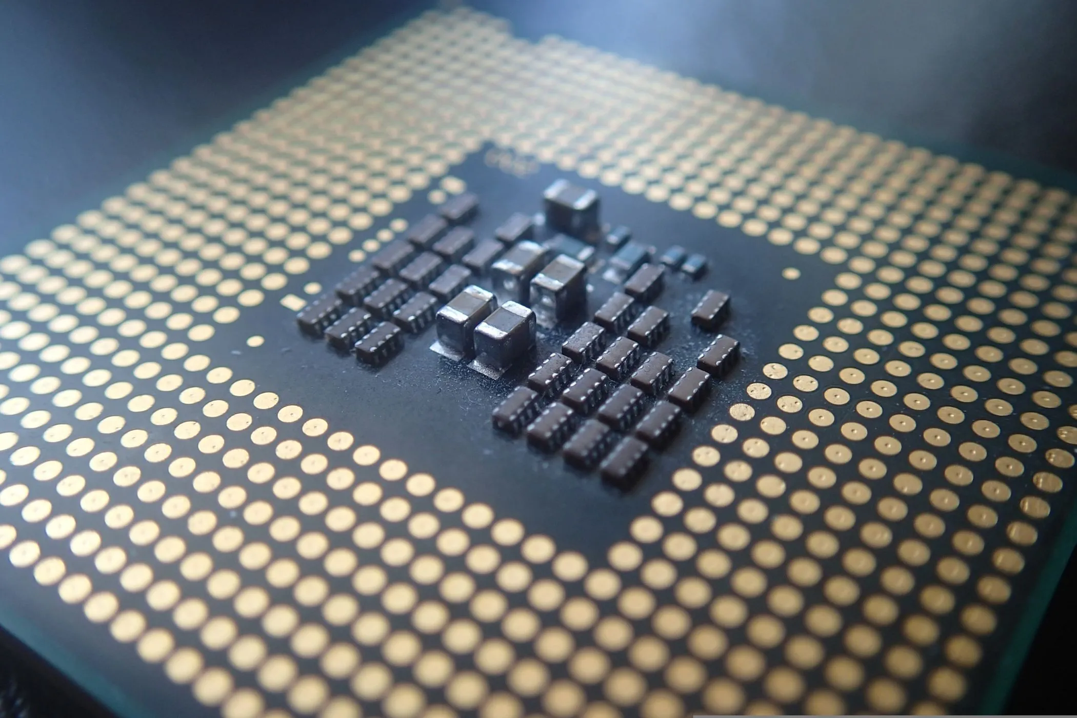 Vi xử lý Intel Core i7, một linh kiện cốt lõi của PC gaming, chịu ảnh hưởng bởi các yếu tố kinh tế và thiếu hụt nguồn cung.