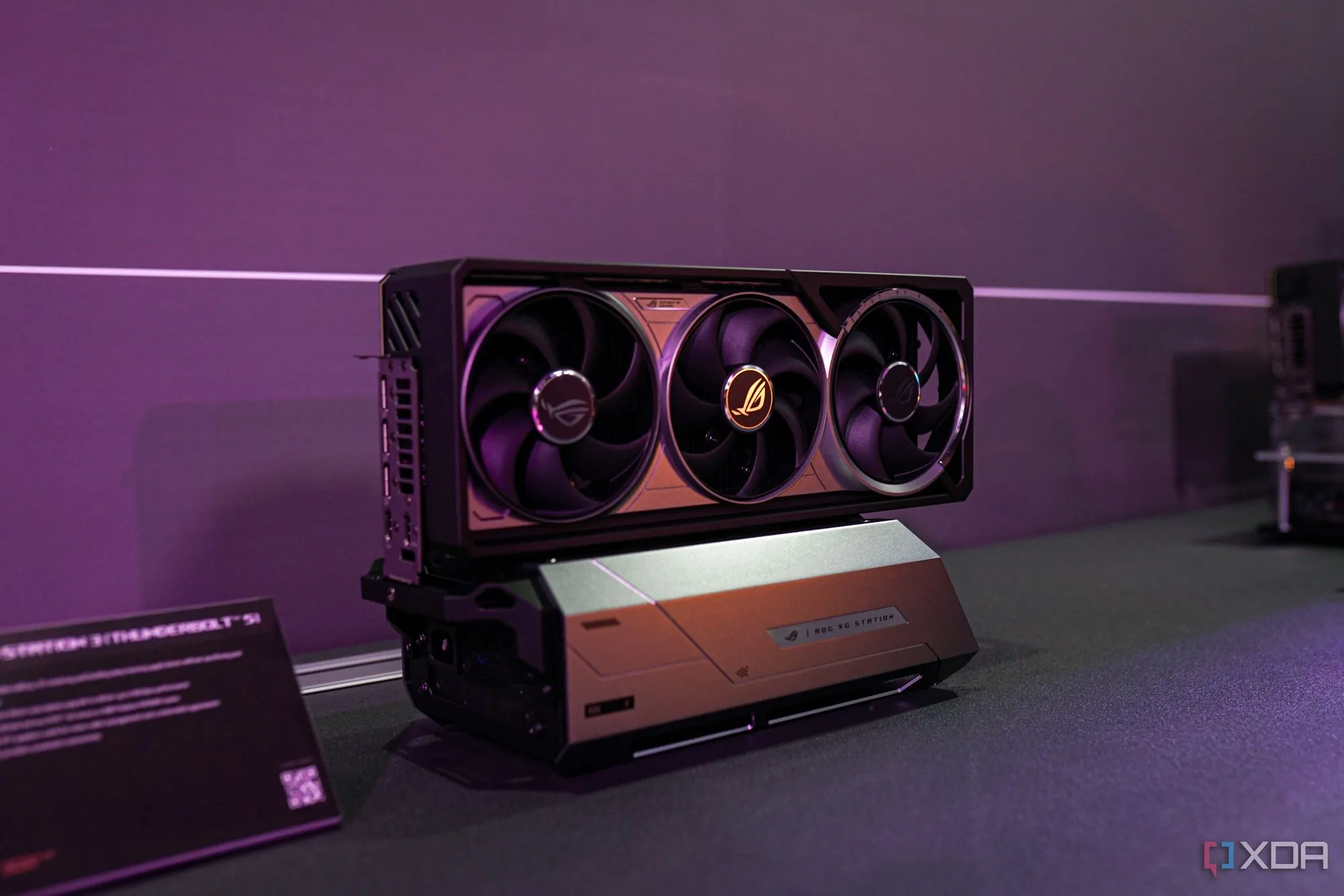 Vỏ bọc eGPU Asus XG Station, minh họa một giải pháp eGPU dạng enclosure cho phép người dùng tùy chọn card đồ họa
