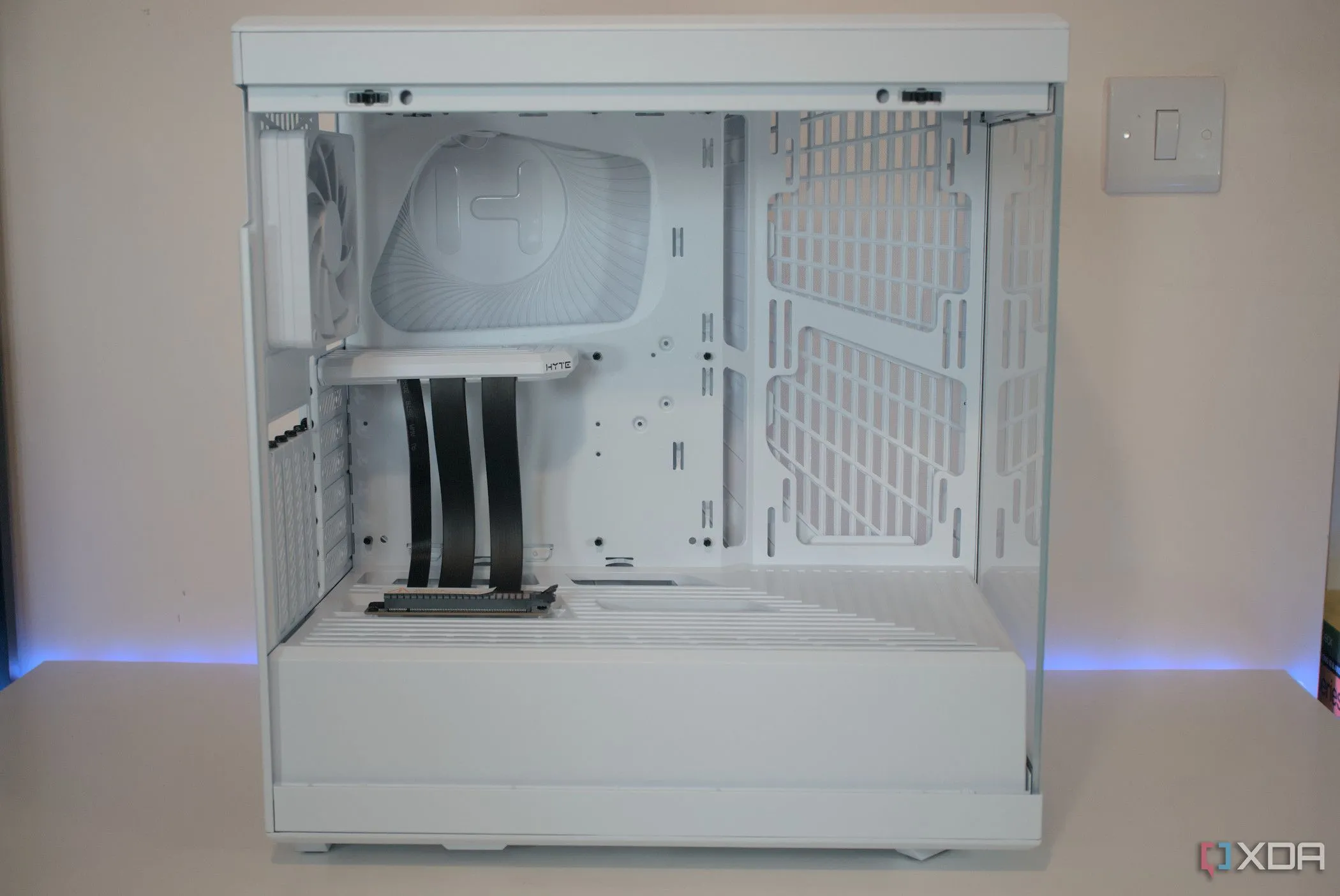 Vỏ case Hyte Y40 Snow White Edition nhìn từ bên cạnh, với thiết kế hiện đại