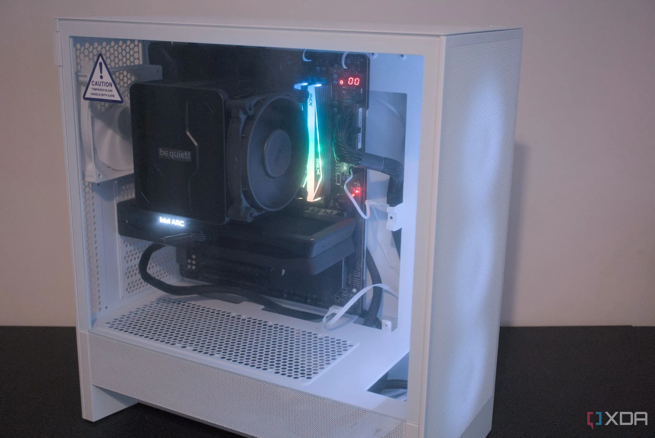 Vỏ case NZXT H5 Flow RGB với thiết kế tối giản, lý tưởng để làm nổi bật hệ thống đèn RGB bên trong PC