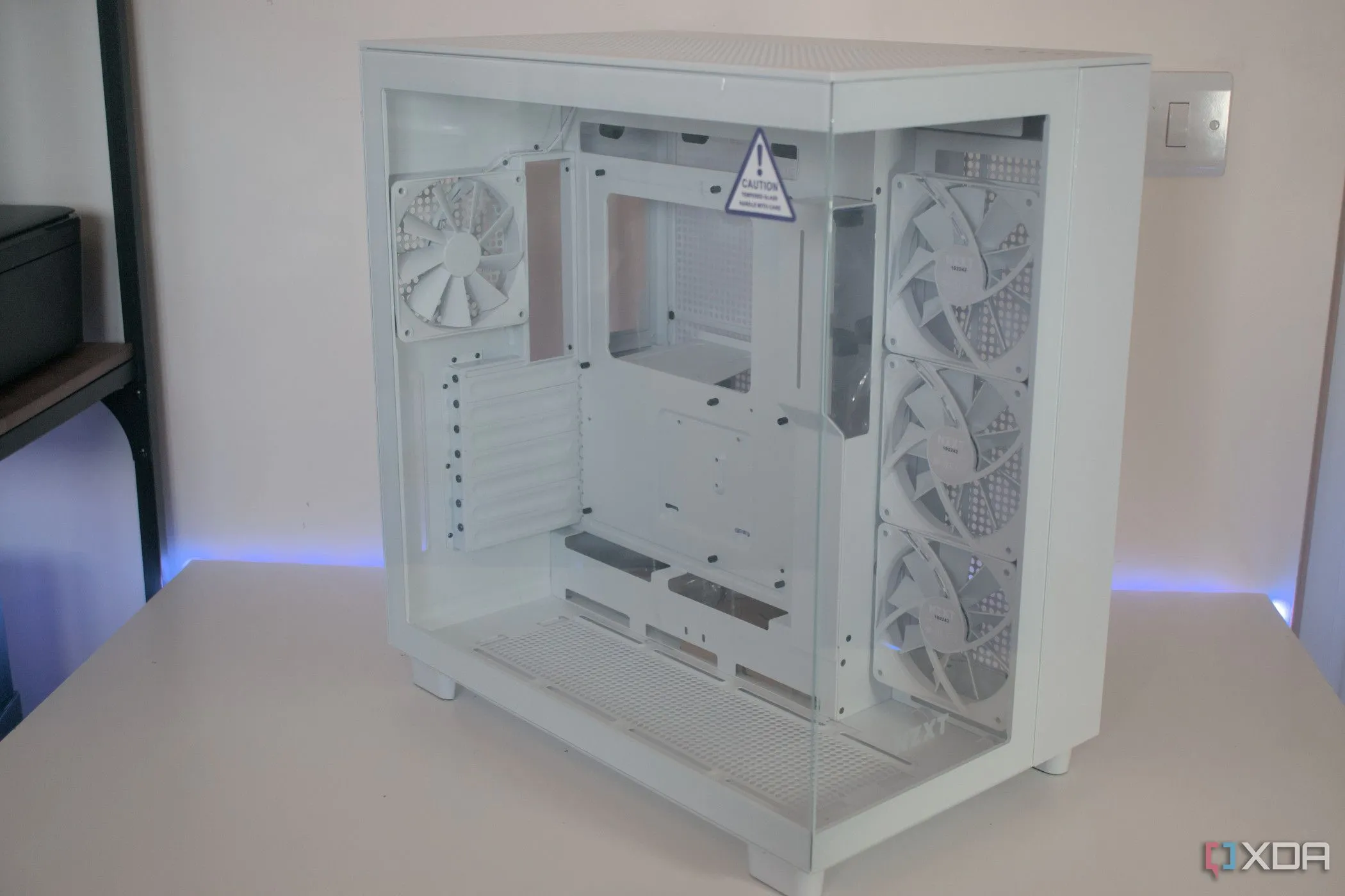Vỏ case NZXT H9 Flow màu trắng với thiết kế luồng khí tối ưu và mặt kính liền mạch