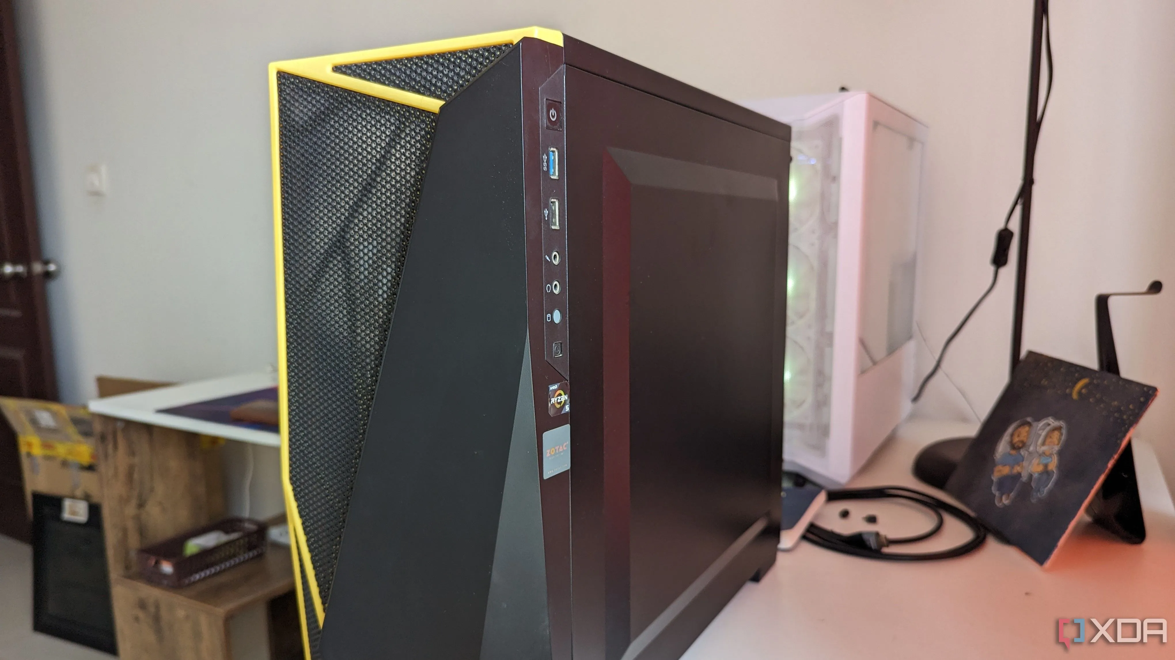 Vỏ case PC gaming màu đen hiện đại với kính cường lực và linh kiện sáng đèn RGB