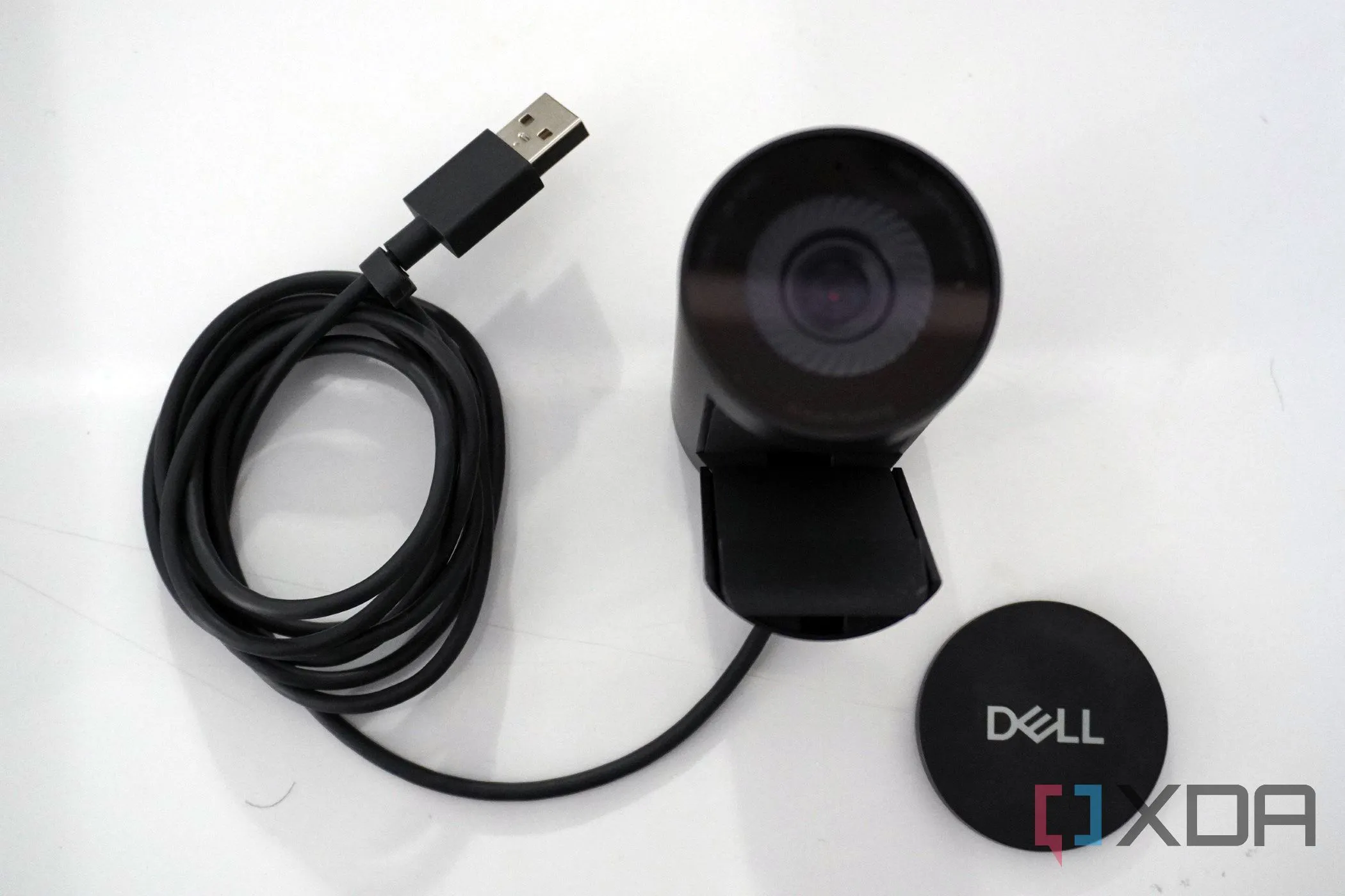 Webcam Dell Pro được đặt trên bàn làm việc, minh họa cho việc ngắt kết nối vật lý để bảo mật